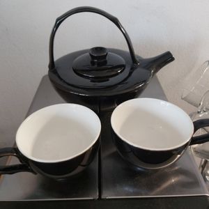 Tea Pot /w 2 cups